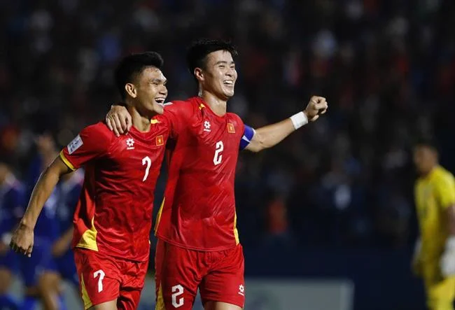 Hình ảnh một người đang phân tích dữ liệu thể thao trên nền tảng 55vin win